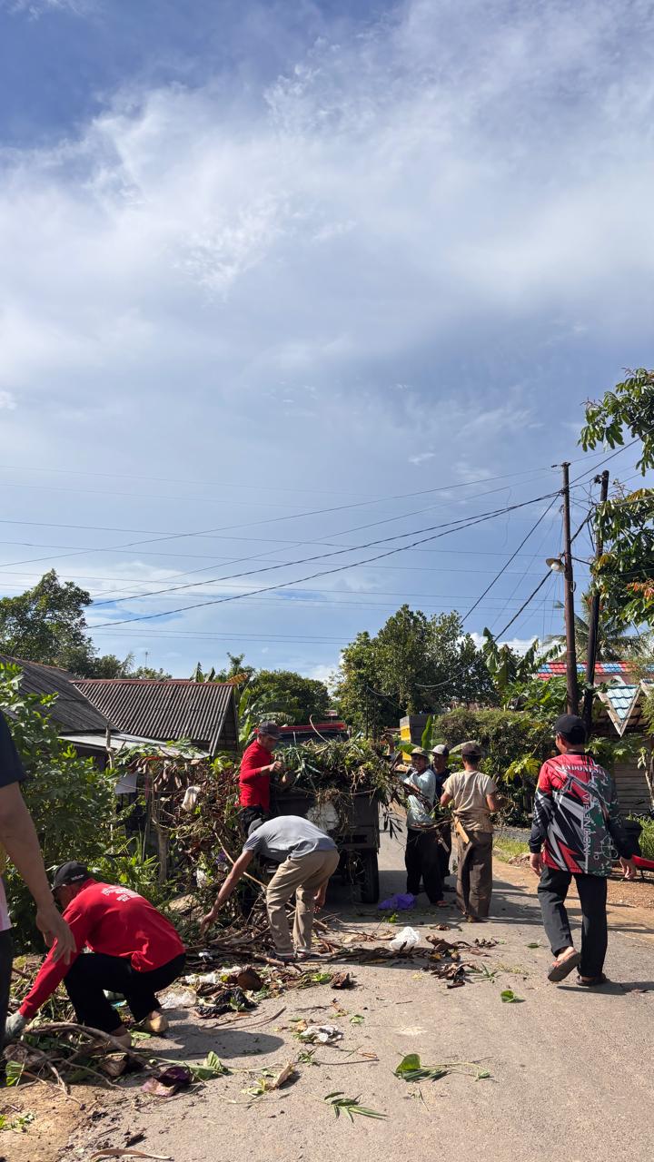 Pemerintah Desa Tanah Abang Gelar Kegiatan Jumat Bersih Bersama Masyarakat